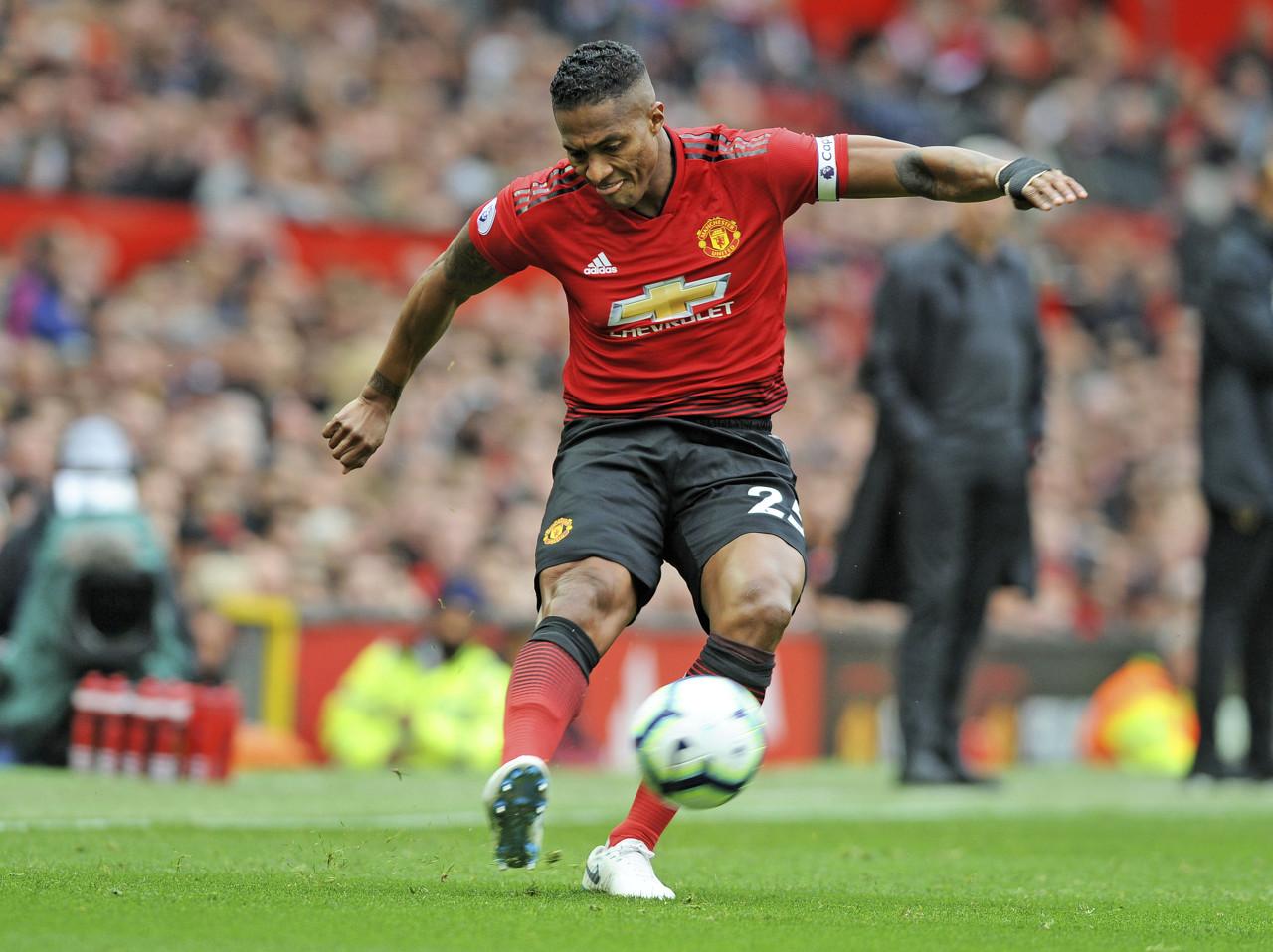 包含瓦伦西亚发布备战花絮，关键时刻伤情更新，足总杯任务艰巨，临场指挥获称赞的词条